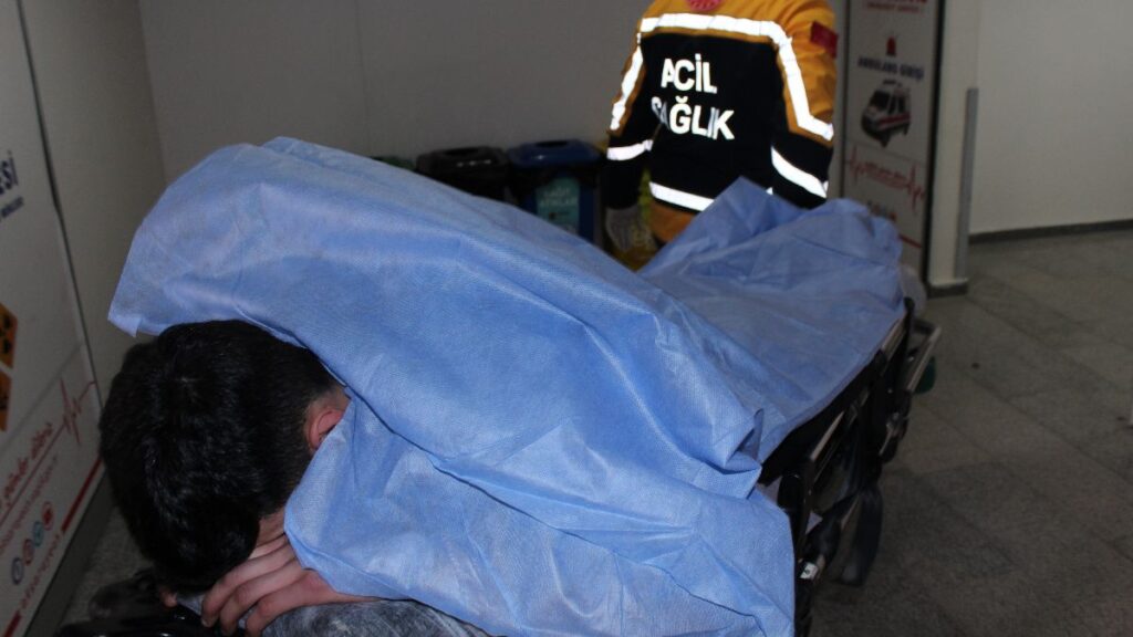 aksarayda yan baktin kavgasi 15 yasindaki cocuk bicaklandi Ig1STEQt