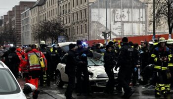 almanya munihte arac kalabaligin arasina daldi nYHevZjQ