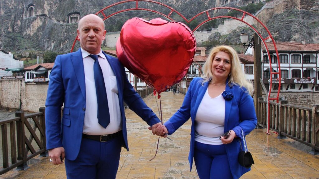 amasyada 26 yildir ayni renk elbiseler giyiyorlar YJymTPLS