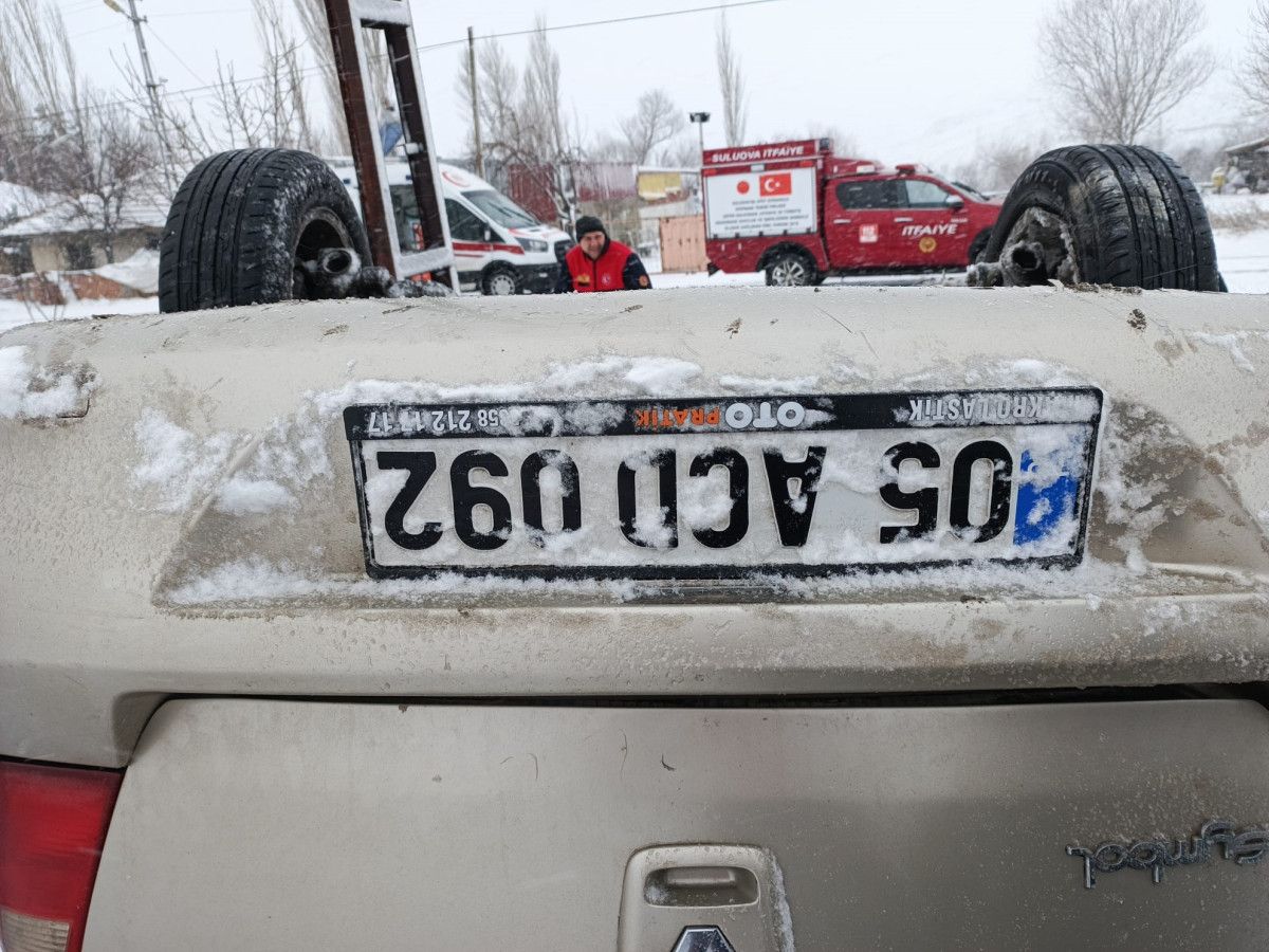Amasya'da hastane yolunda kaza yaptılar: 3 yaralı 1 amasyada hastane yolunda kaza yaptilar 3 yarali 0