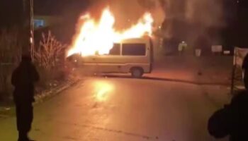 amasyada seyir halindeki minibusten alevler yukseldi O3G9gLuw