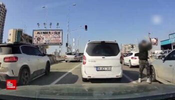 ankarada bir surucu trafikte tartistigi kisinin aracina beyzbol sopasiyla saldirdi YG5FCVNA