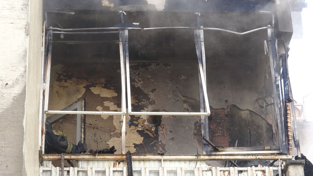 antalyada bir evde yangin panigi yasli adamin caresiz bakislari yurek burktu 0 W4hDBhqE