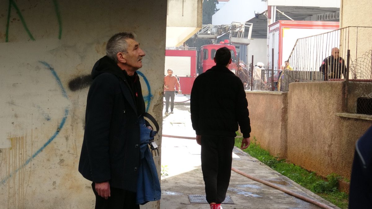 antalyada bir evde yangin panigi yasli adamin caresiz bakislari yurek burktu 3 LesTIAZN