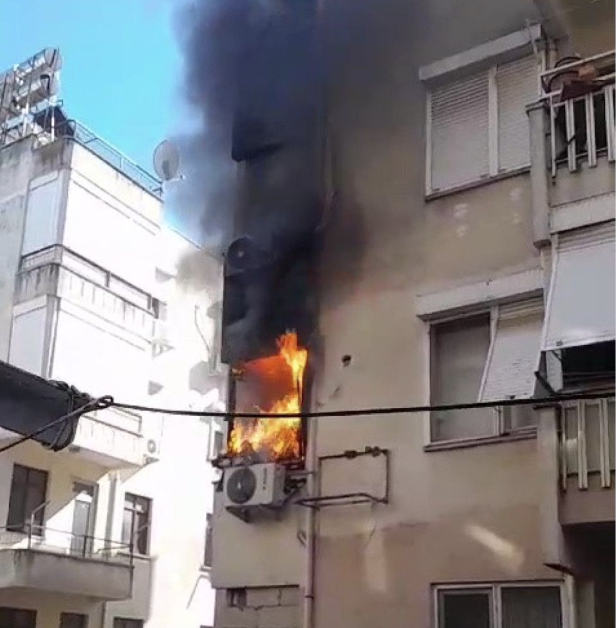 antalyada bir evde yangin panigi yasli adamin caresiz bakislari yurek burktu 5 j5ENGkJB