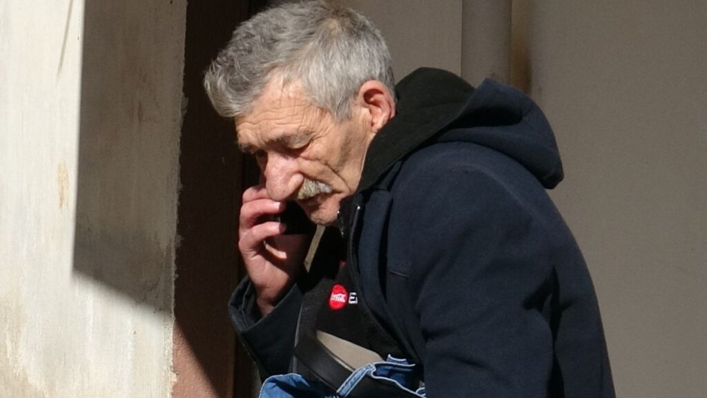 antalyada bir evde yangin panigi yasli adamin caresiz bakislari yurek burktu CTEyC6ik