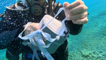 antalyada denizin dibinde kurdeleyle baglanmis incil bulundu rdRpOV34