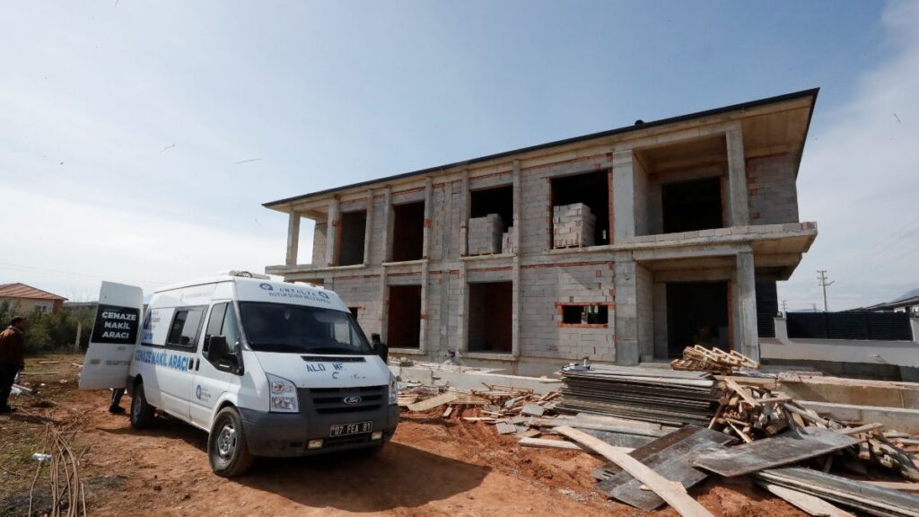 antalyada gunubirlik calistigi insaat mezari oldu 5n2FgSxW