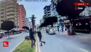 antalyada guvenlik gorevlisi trafikte tartistigi halk otobusu soforlerini bicakladi hTLFRVZQ