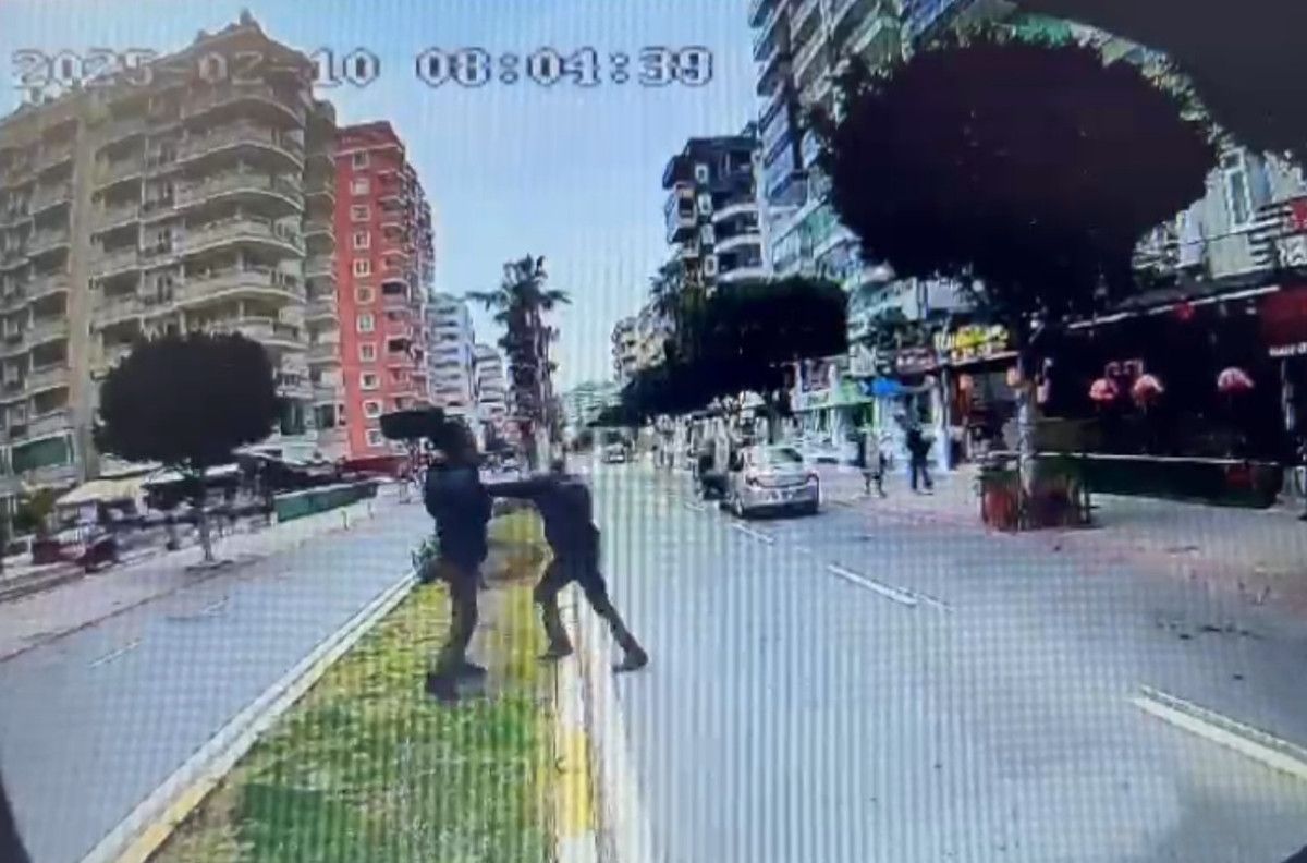 antalyada guvenlik gorevlisi trafikte tartistigi otobus soforlerini bicakladi 1 A8Lpj4Vy