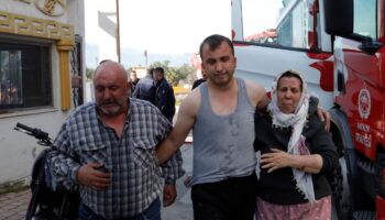 antalyada isiticidan yangin cikti anne ve babasini kurtardi rYGEpKpT