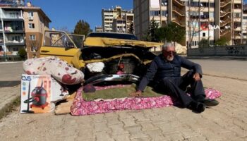 antalyada sosyal medyadan tanisip evlenen adam 4 aydir sokakta yasiyor 44ZhIpne