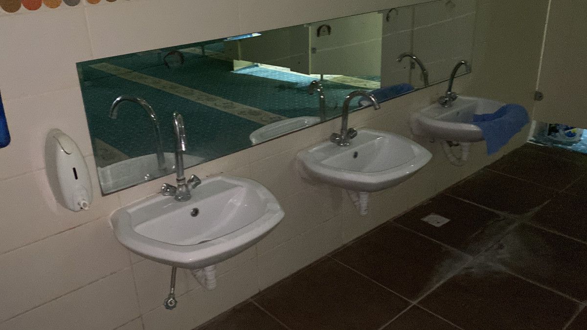 antalyada tuvaletten mescide cevrilen yapi kapatildi 0 fYF23RA3