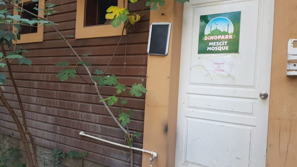 antalyada tuvaletten mescide cevrilen yapi kapatildi JkkiP43i