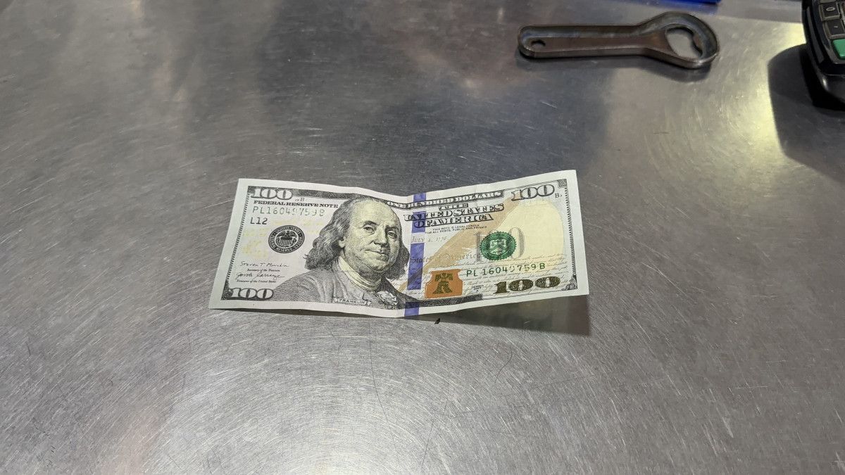 Arnavutköy'de bir şahıs sahte dolarla alışveriş yapıp para üstü aldı 1 arnavutkoyde bir sahis sahte dolarla alisveris yapip para ustu aldi 0 jkRQj3hv