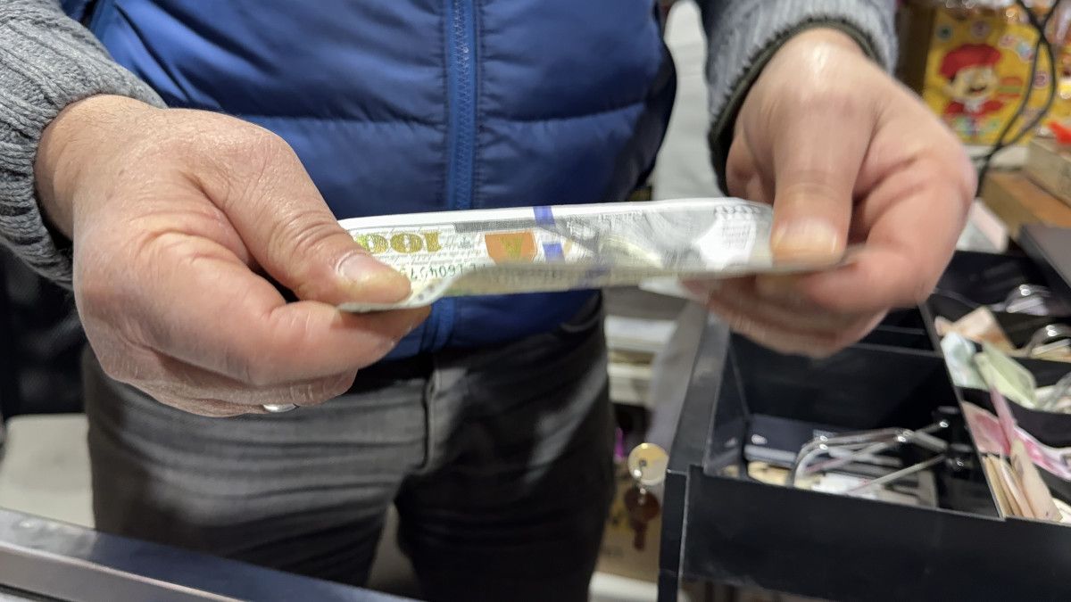 arnavutkoyde bir sahis sahte dolarla alisveris yapip para ustu aldi 2