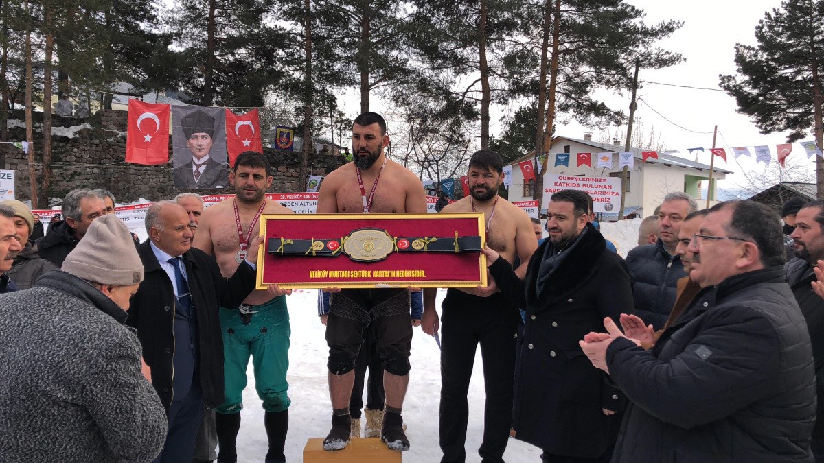 artvinde kar ustunde karakucak guresleri yapildi 0