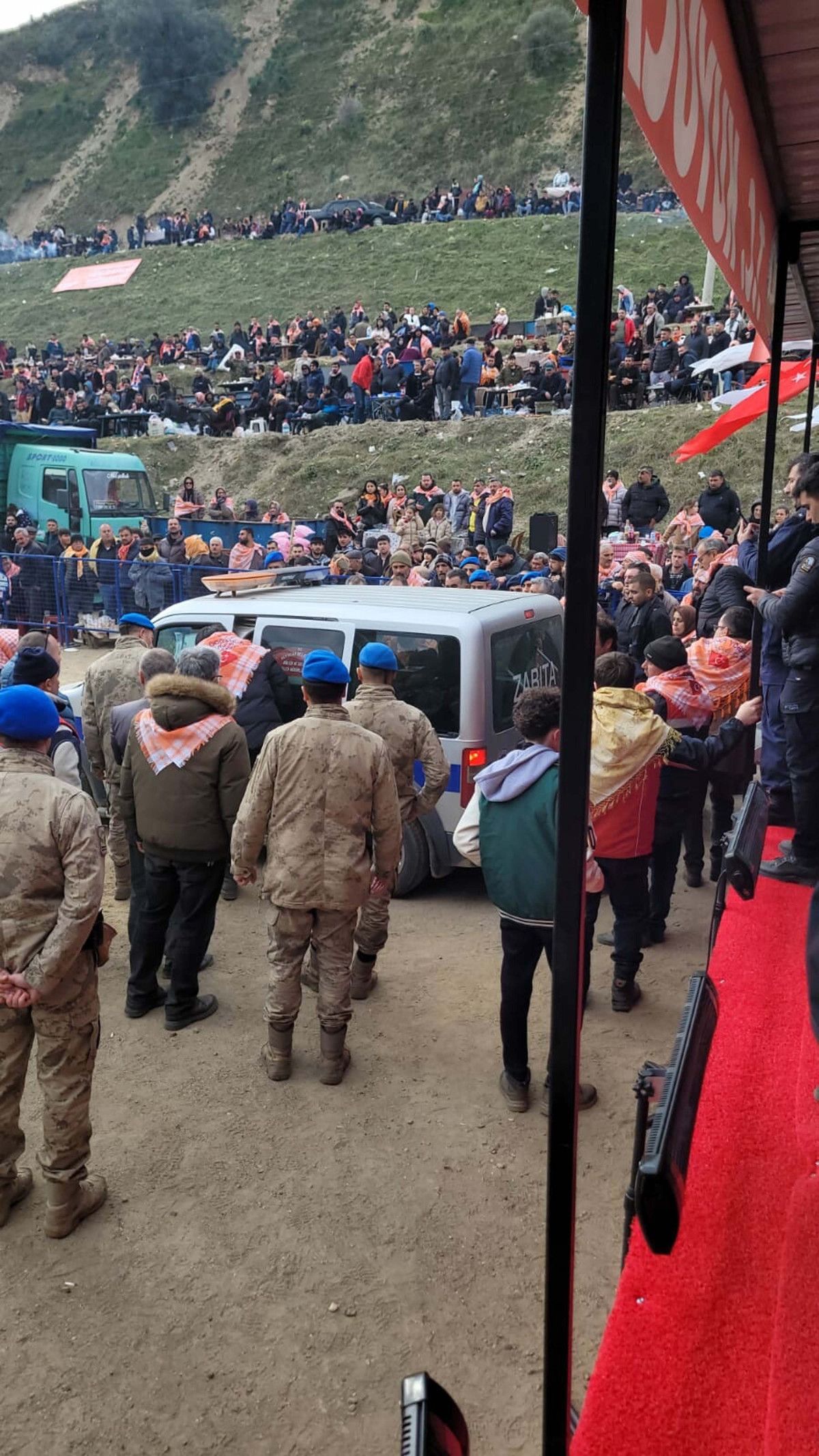 aydinda deve gureslerini izlerken kalp krizi geciren chpli meclis uyesi kurtarilamadi 2 6IT83j2h