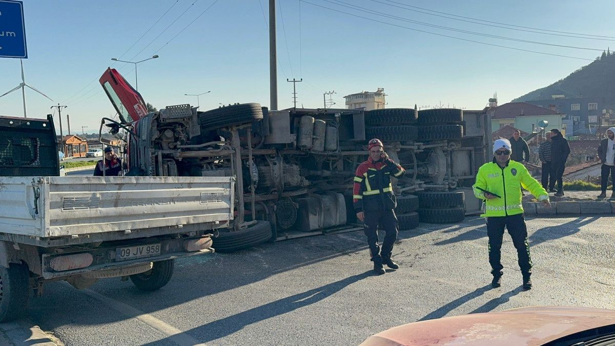 Aydın'da itfaiye aracı devrildi 1 aydinda itfaiye araci devrildi 0 kcmdXpQD