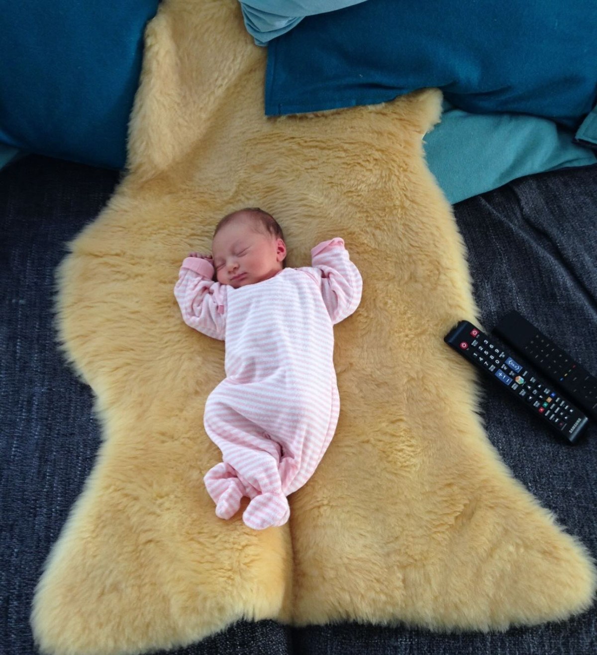 ayni annesi oyuncu meryem uzerlinin kizi lara buyudu 1 MLCXiyNF