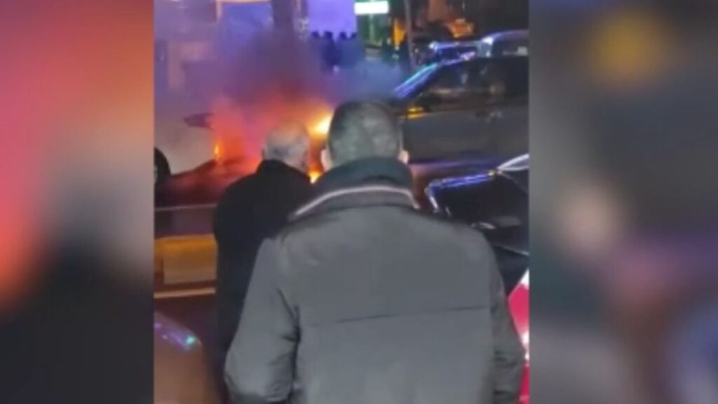 bagcilarda park halindeki otomobilde yangin uLBlfDOf