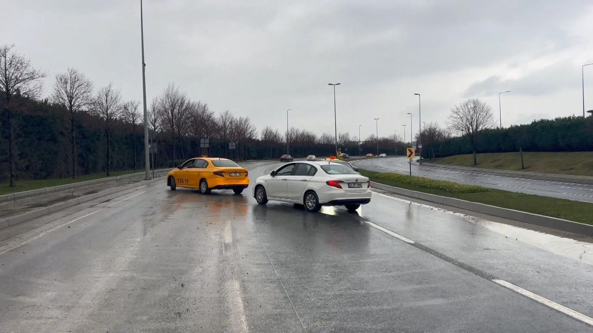 Bakırköy'de su borusunun patlaması sonrası Yenibosna yönü trafiğe kapatıldı 1 bakirkoyde su borusunun patlamasi sonrasi yenibosna yonu trafige kapatildi 0 dRsMmCNB