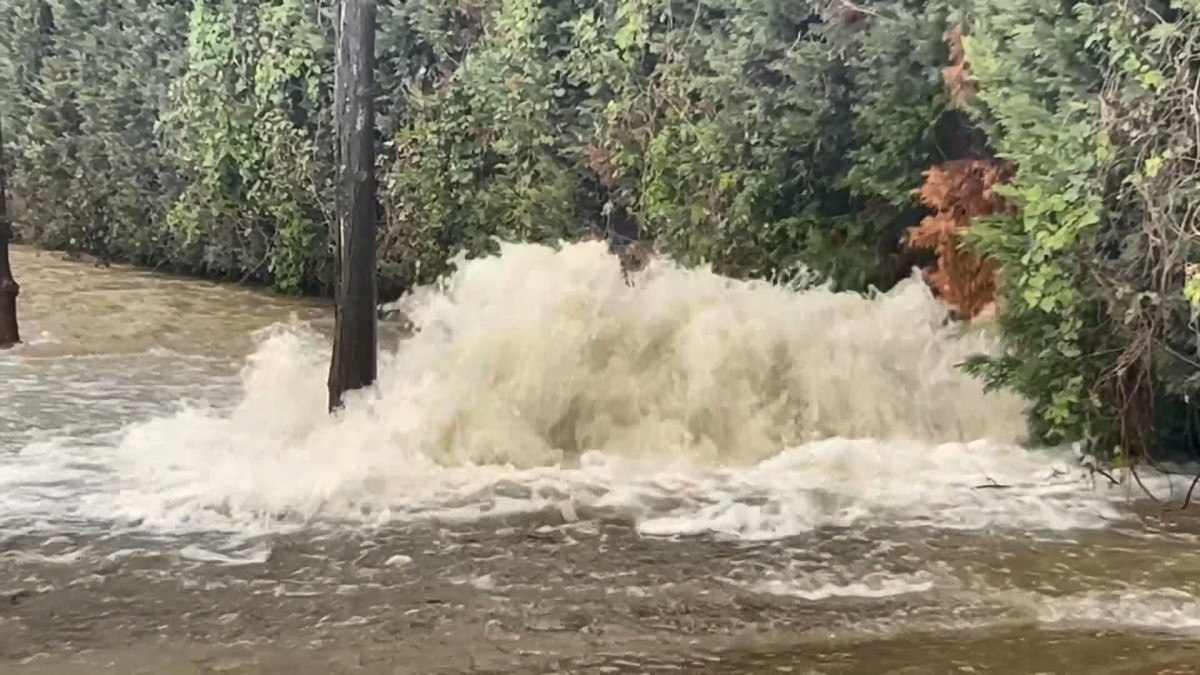 Bakırköy'de su borusunun patlaması sonrası Yenibosna yönü trafiğe kapatıldı 2 bakirkoyde su borusunun patlamasi sonrasi yenibosna yonu trafige kapatildi 1 eNaKKDvq