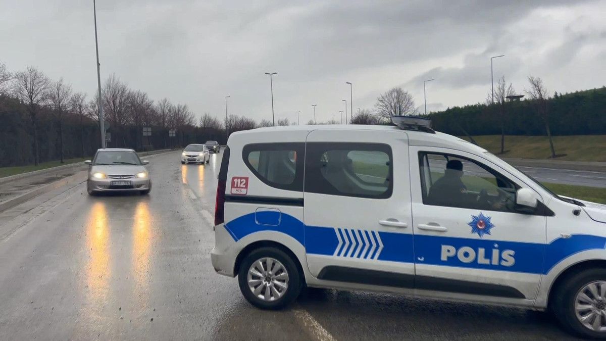 Bakırköy'de su borusunun patlaması sonrası Yenibosna yönü trafiğe kapatıldı 3 bakirkoyde su borusunun patlamasi sonrasi yenibosna yonu trafige kapatildi 2 wahEucFe