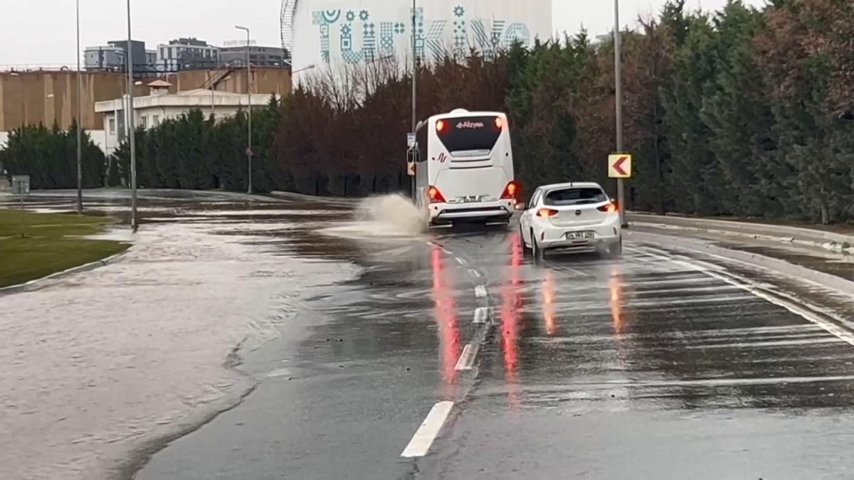 bakirkoyde su borusunun patlamasi sonrasi yenibosna yonu trafige kapatildi 3 rFkVpvFQ