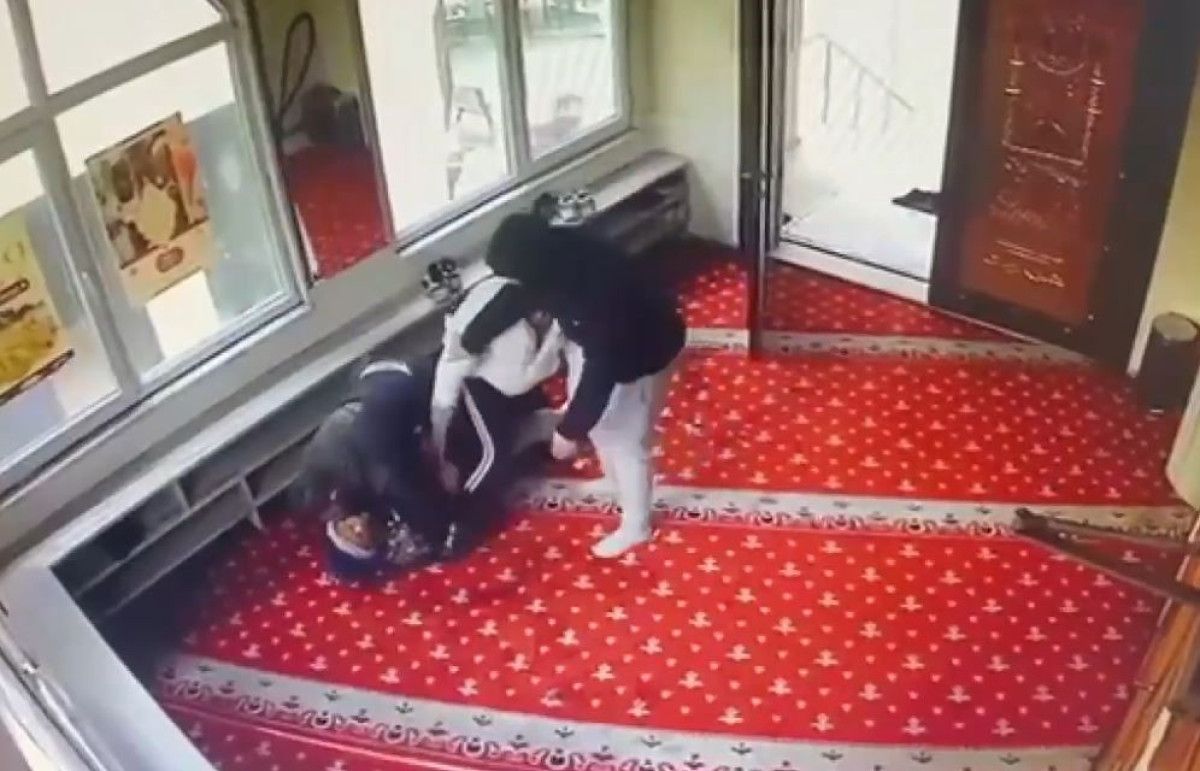 basaksehirde cami icerisinde cocugu makasla yaraladi 0 XNSLVrvH