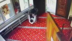 basaksehirde cami icerisinde cocugu makasla yaraladi RjDZwdwV