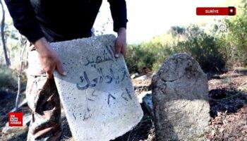 bayirbucak turkmenleri esed rejiminin yiktigi mezarligi onariyor PWgUn9Vf