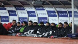 besiktasli futbolcular battaniyeye sarildi hIf3f6Hi