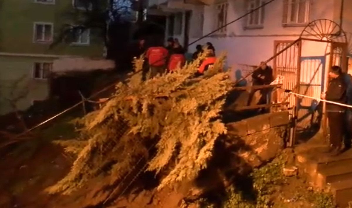 beyoglunda istinat duvari coktu 2 bina muhurlendi 1