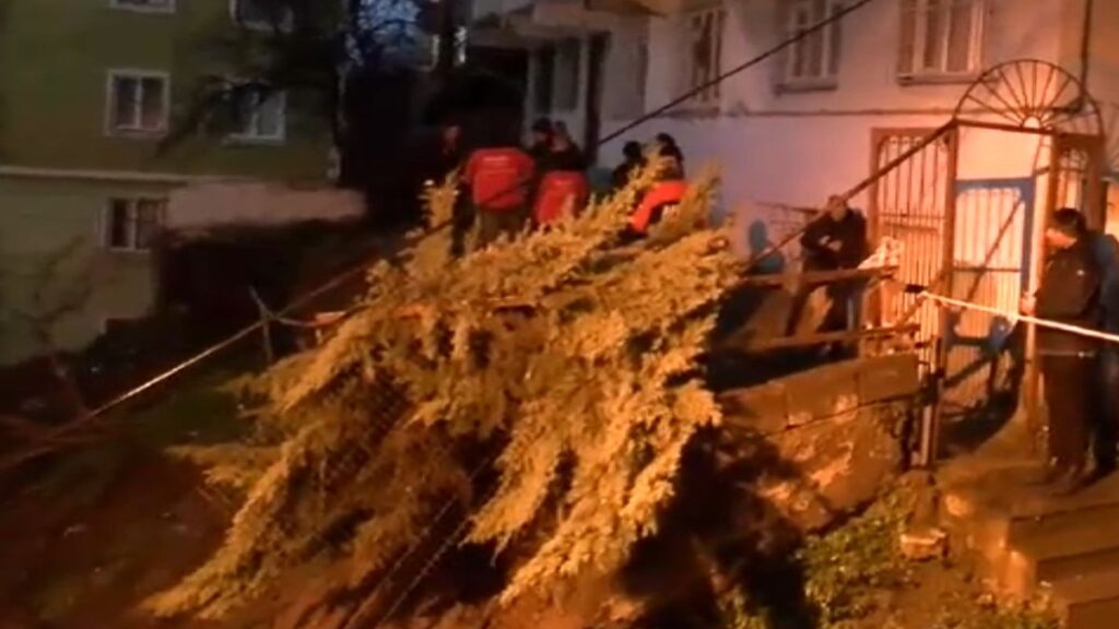 beyoglunda istinat duvari coktu 2 bina muhurlendi fNMVO3QE