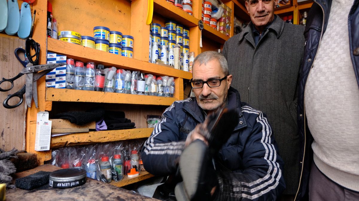 Bingöl'de engelli baba boyacılık yaparak 7 çocuğunu büyüttü 1 bingolde engelli baba boyacilik yaparak 7 cocugunu buyuttu 0
