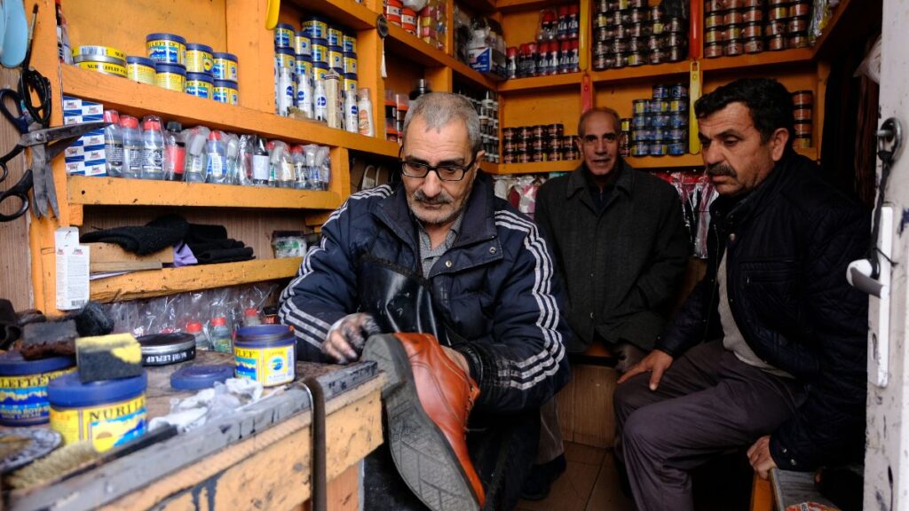 bingolde engelli baba boyacilik yaparak 7 cocugunu buyuttu 84YcQRUB