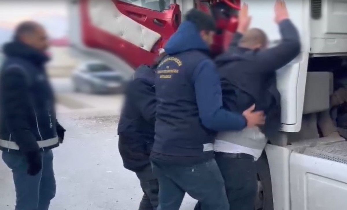 bitliste briket yuklu tirda 31 duzensiz gocmen yakalandi 1