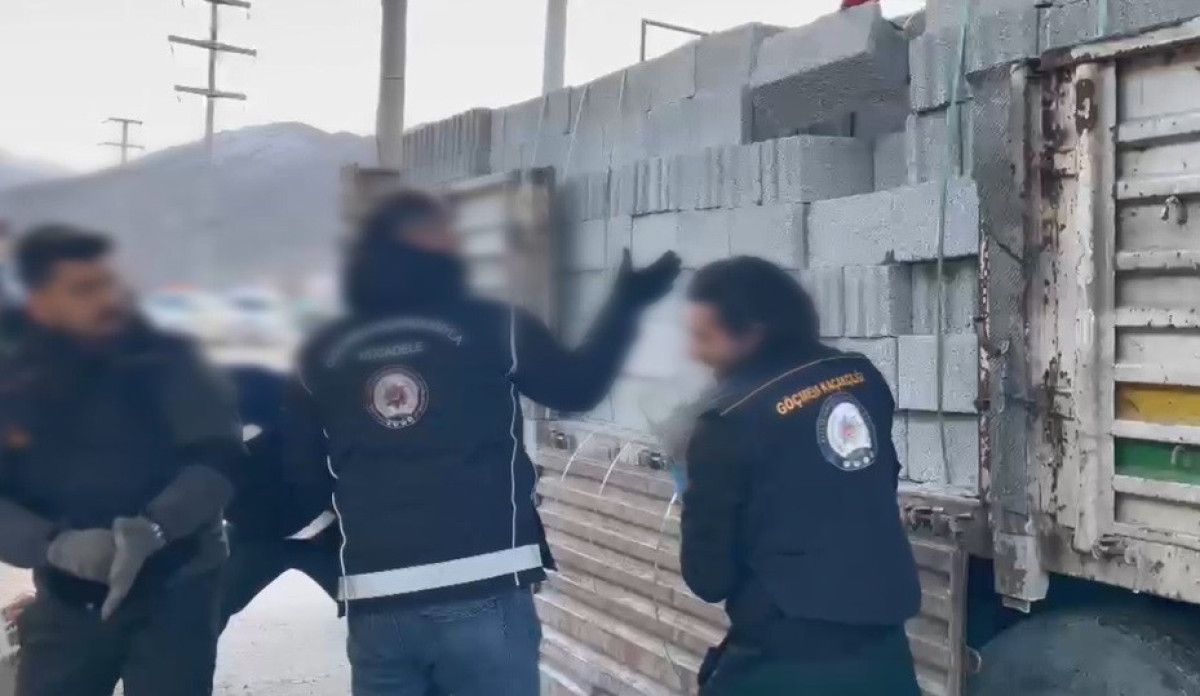 bitliste briket yuklu tirda 31 duzensiz gocmen yakalandi 2 OdhGEk5z