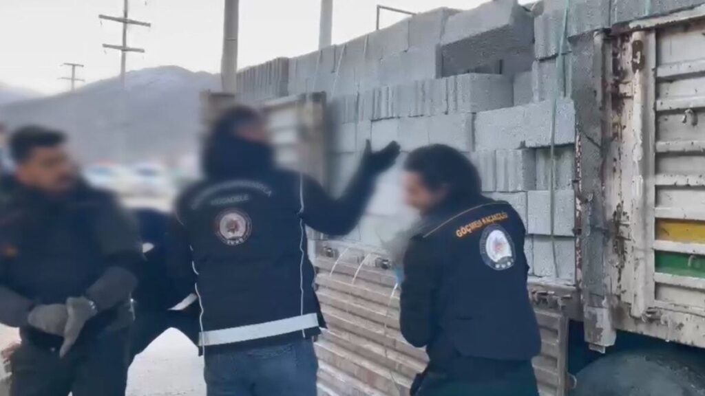 bitliste briket yuklu tirda 31 duzensiz gocmen yakalandi iSNUjYfI