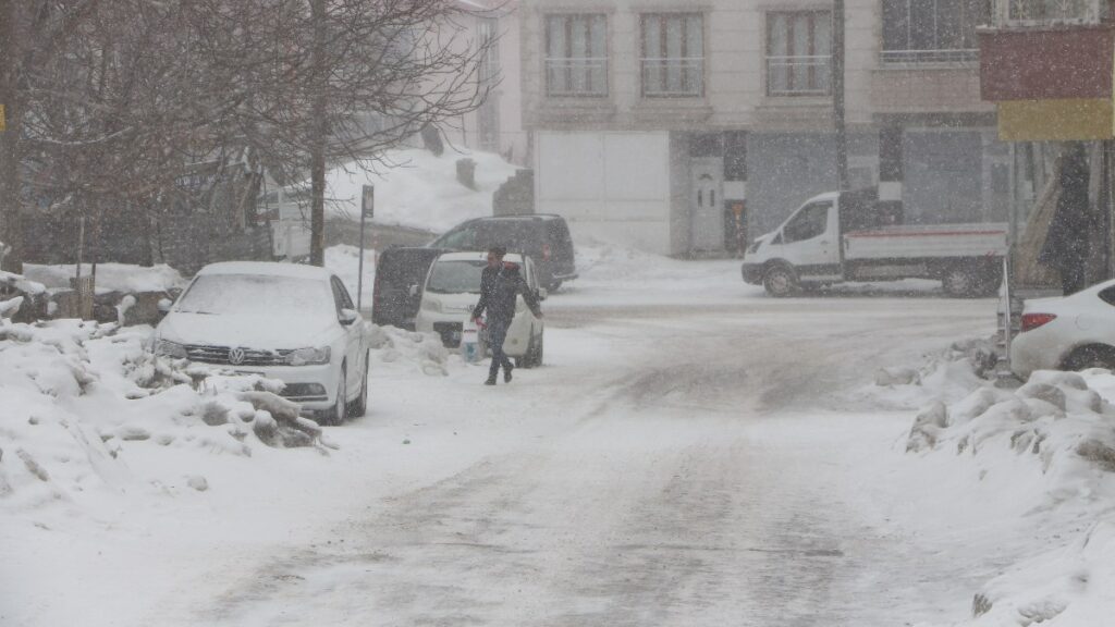 bitliste koy yollari ulasima kapandi ywLRqpVR