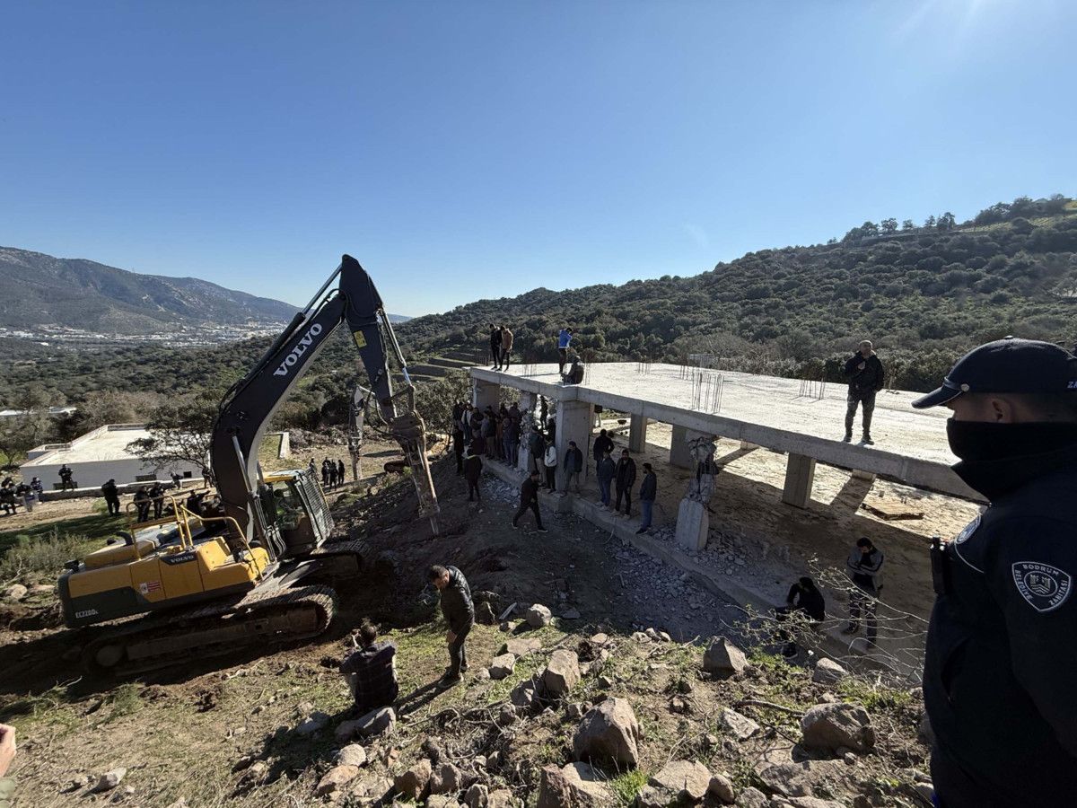 Bodrum'da kaçak yapıların yıkımını engellemeye çalıştılar 2 bodrumda kacak yapilarin yikimini engellemeye calistilar 1 3YVrgX7n