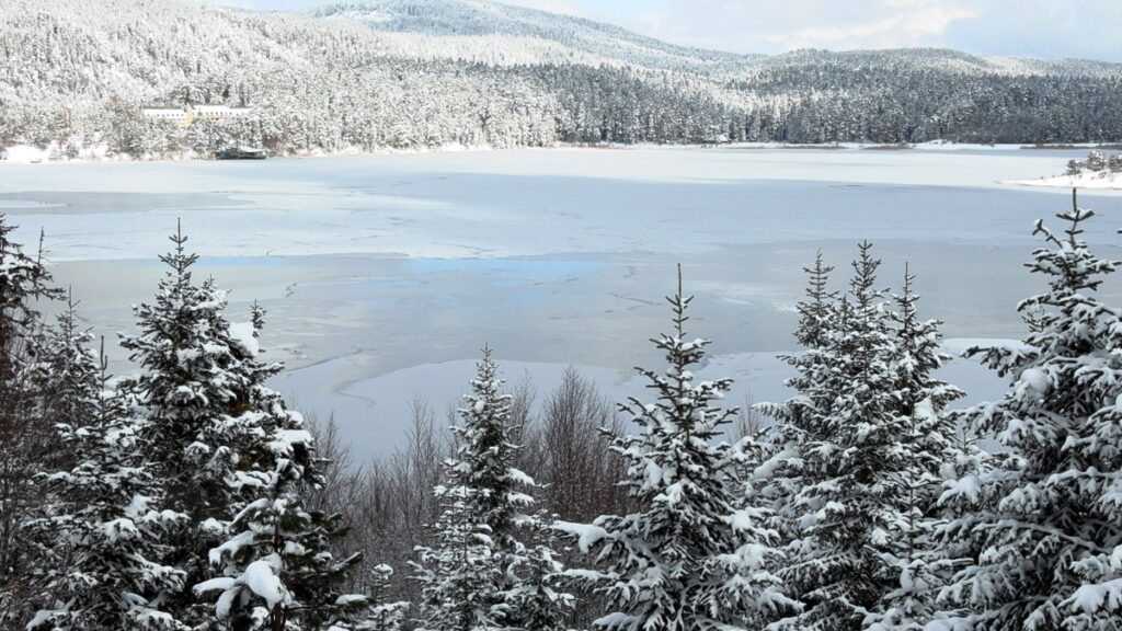 bolu abant golu buzla kaplandi Ne7IEI9y