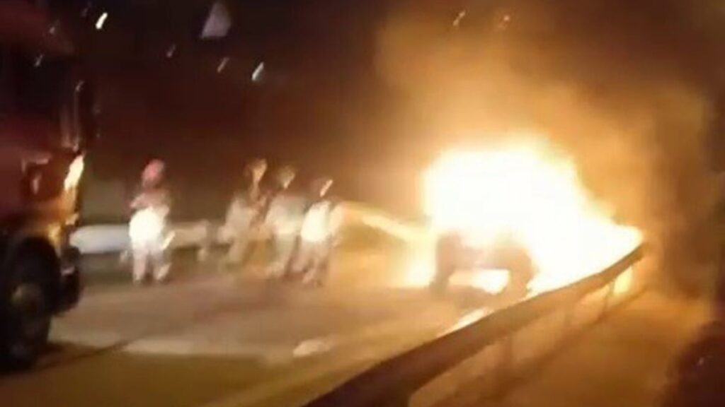 boluda otomobil alevlere teslim oldu 7Yv3rdtl