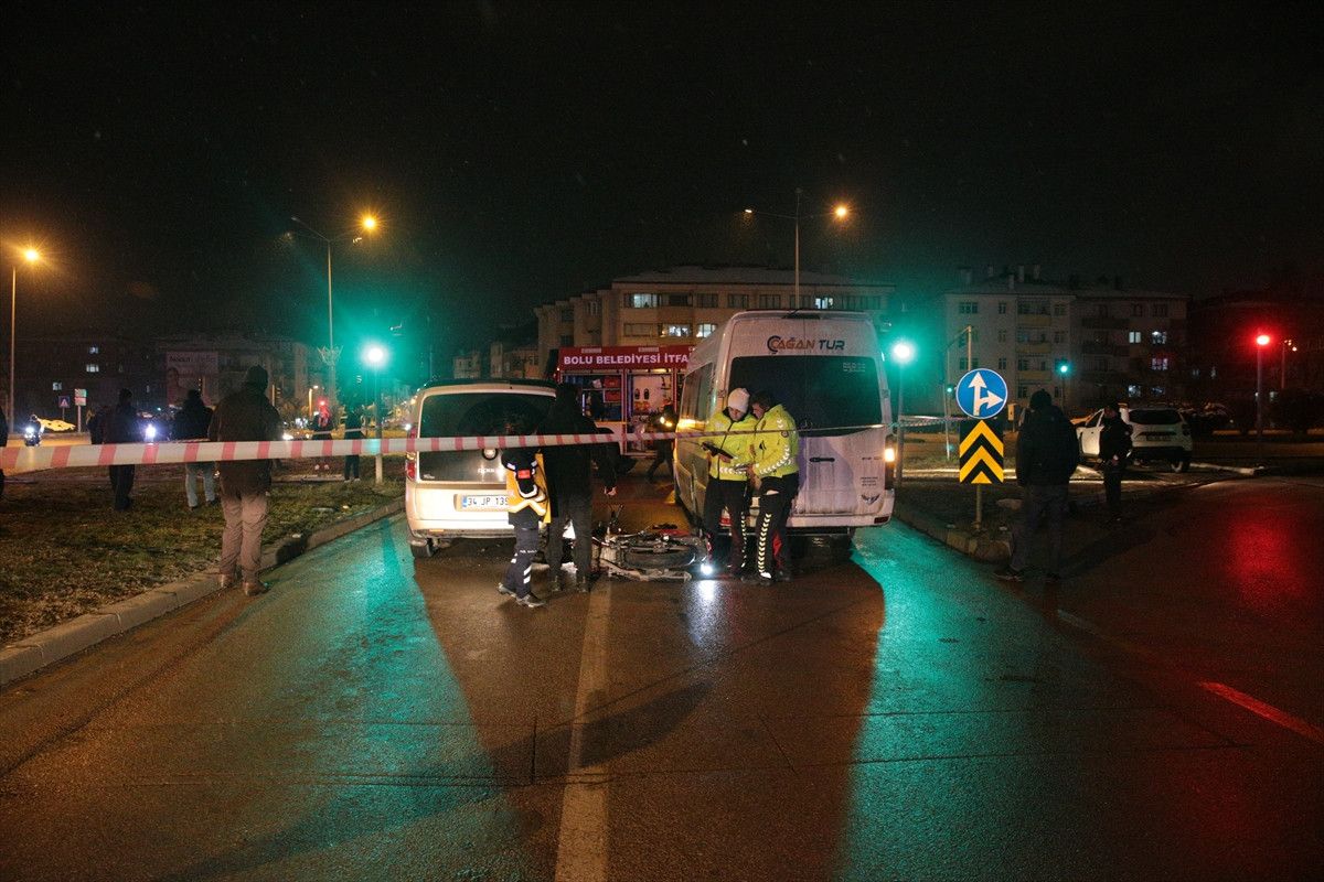 boluda zincirleme kazada motosiklet surucusu oldu 0 13zbwr1A