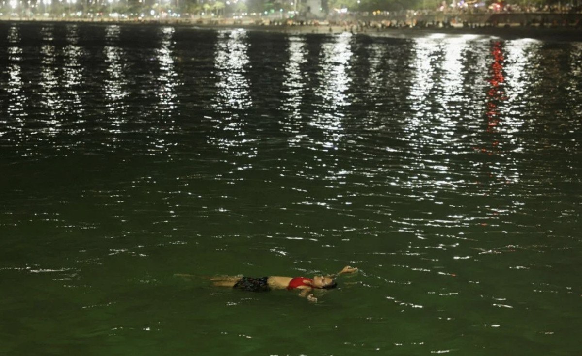 brezilyada halk gece karanliginda denize giriyor 1