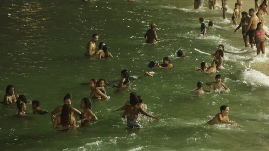 brezilyada halk gece karanliginda denize giriyor HTVMtB1y