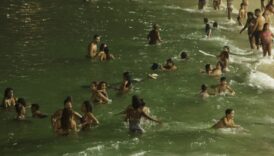 brezilyada halk gece karanliginda denize giriyor HTVMtB1y