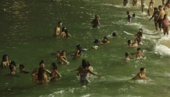 brezilyada halk gece karanliginda denize giriyor HTVMtB1y