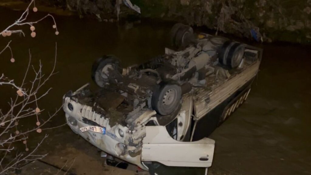 bursada direksiyon basinda uyuyakalan alkollu surucu kaza yapti ZBkxOYLK